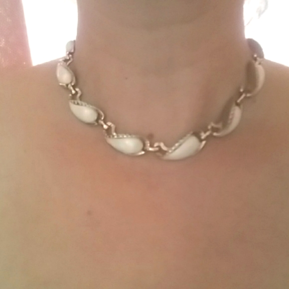 Vintage Gold & white necklace - Picture 8 of 8